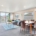 Sunny Side Getaway With Parking And Aircon